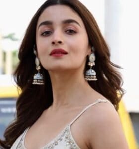 Alia Bhatt Biography, Family, Boyfriend, Age, Height And More